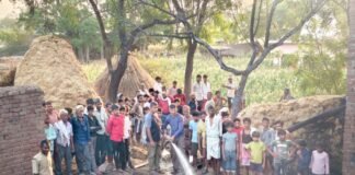 अज्ञात कारणों में लगी भीषण आग, कई परिवारों की गृहस्थी राख