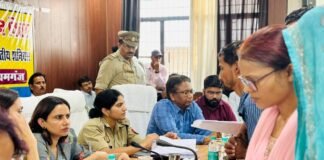 सम्पूर्ण समाधान दिवस में उमड़ी भीड़, 216 शिकायतें पहुंचीं डीएम के दरबार, 15 का मौके पर निस्तारण