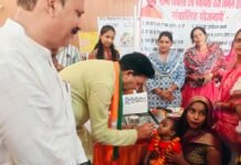 बच्चे को अन्नप्राशन कराते जिलाध्यक्ष वीर सिंह भदौरिया, जनकल्याण शिविर में हुई गोद भराई व बच्चो का अन्नप्राशन