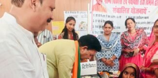 बच्चे को अन्नप्राशन कराते जिलाध्यक्ष वीर सिंह भदौरिया, जनकल्याण शिविर में हुई गोद भराई व बच्चो का अन्नप्राशन
