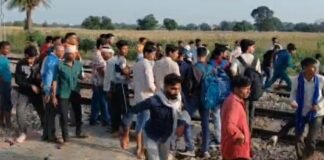रेलवे ट्रेक पर लगी लोगों की भीड़, ट्रेन की चपेट में आने से अधेड़ की गई जान