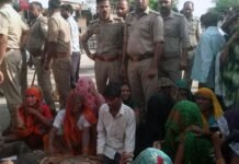 तिर्वा रोड पर शव रख कर जाम लगाए परिजन, टैक्टर की टक्कर से खाद लेने आ रहे किसान की मौत