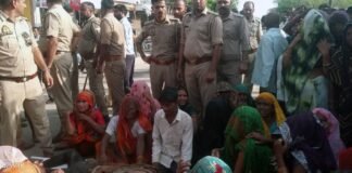 तिर्वा रोड पर शव रख कर जाम लगाए परिजन, टैक्टर की टक्कर से खाद लेने आ रहे किसान की मौत