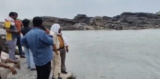 नर्मदा नदी के सतधारा घाट पर नहाने गए रेलवे परियोजना के 3 कर्मचारी डूबे, 1 को बचाया, 2 की तलाश जारी