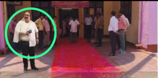 रेड कार्पेट पर गुलाब की बौछार के बीच पहुंचे नए सीएमओ, योगी की सादगी पर भारी पड़ा ‘शाही स्वागत’, बाराबंकी में अफसरशाही का नया तमाशा