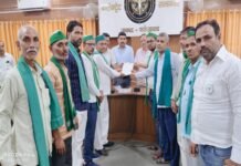 लिंक एक्सप्रेसवे को लेकर किसान नेताओं के साथ बैठे यूपीडा व प्रशासनिक अधिकारी
