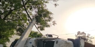 रेत से भरा एक ओवरलोड डंपर पलटा, बाइक सवार दो युवकों की दर्दनाक मौत, चालक फरार