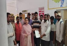 बिजली आउटसोर्स कर्मचारियों की मांगों को लेकर मुख्यमंत्री के नाम सौंपा ज्ञापन