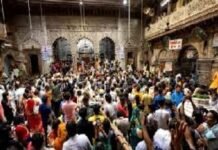श्री बांके बिहारी मंदिर में दर्शन करने आए एमपी के श्रद्धालु की मौत, अचानक तबीयत बिगड़ने के बाद गई जान