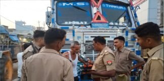 नवाबगंज थाना क्षेत्र के मुख्य चौराहे पर रविवार देर शाम चलाया गया सघन चेकिंग अभियान