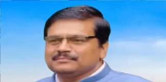 आधुनिकता की चमक में खोते संस्कार और बिखरते परिवार