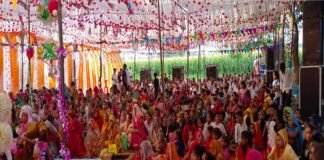 गोवर्धन लीला के रस में डूबा दरौरा गांव, श्रीमद्भागवत कथा में उमड़ी श्रद्धालुओं की भीड़