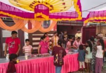 लखनऊ: जानकीपुरम गार्डन में जेष्ठ माह के छठे बड़े मंगलवार पर भंडारे का आयोजन, लोगों ने प्रसाद किया ग्रहण