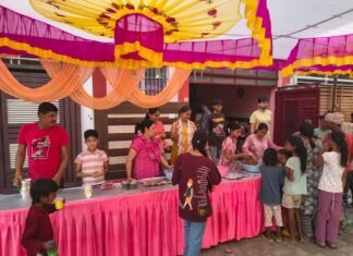 लखनऊ: जानकीपुरम गार्डन में जेष्ठ माह के छठे बड़े मंगलवार पर भंडारे का आयोजन, लोगों ने प्रसाद किया ग्रहण