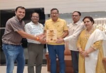 मानसिक स्वास्थ्य जागरूकता के उत्कृष्ट कार्यों हेतु डॉ. मनोज तिवारी गोरखपुर में सम्मानित