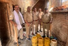अवैध शराब के खिलाफ आबकारी विभाग की बड़ी कार्रवाई, 100 किलो लहन नष्ट, 15 लीटर कच्ची शराब बरामद