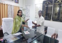 12 दिन बाद टूटा अनशन, डीएम अंकुर लाठर के हस्तक्षेप से श्याम बिहारी अवस्थी को मिला न्याय का भरोसा