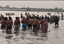 सोमवती अमावस्या पर श्रृंगीरामपुर गंगा घाट पर उमड़ा आस्था का सैलाब, हजारों श्रद्धालुओं ने लगाई पुण्य की डुबकी