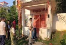 झारखंड में मंदिर के गेट पर घंटी की जगह लटकती मिली लाश, इलाके में मचा हड़कंप