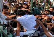 अभिजीत दीपके को जड़े थप्पड़, प्रदर्शन स्थल पर मची अफरा-तफरी
