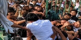 अभिजीत दीपके को जड़े थप्पड़, प्रदर्शन स्थल पर मची अफरा-तफरी