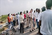 चंदौली: रिंग रोड पर सड़क हादसा, डिवाइडर से टकराई बाइक, एक युवक की मौत, दूसरा गंभीर घायल