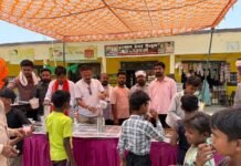कैंची धाम स्थापना दिवस पर नई बाजार में श्रद्धा के साथ हुआ सरबत-चना प्रसाद वितरण
