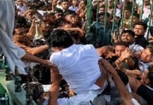 अभिजीत दीपके को जड़े थप्पड़, प्रदर्शन स्थल पर मची अफरा-तफरी
