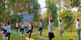 योग शिविर में योग करते छात्र व शिक्षक, योग स्वस्थ जीवन का आधार- डा. विष्णुकांत गुप्ता