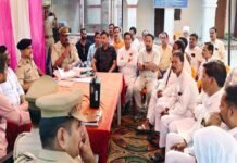 शांति कमेटी की बैठक में मौजूद सीओ व स्थानीय लोग, मोहर्रम के त्योहार पर गलियों से अतिक्रमण हटाने की मांग