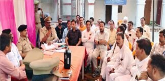 शांति कमेटी की बैठक में मौजूद सीओ व स्थानीय लोग, मोहर्रम के त्योहार पर गलियों से अतिक्रमण हटाने की मांग