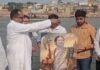 अनोखा जन्मदिन ! कांग्रेस कार्यकर्ताओं ने एक हाथ में फरसा, दूसरे में संविधान पकड़े हुए राहुल गांधी की तस्वीर पर दूध से किया अभिषेक