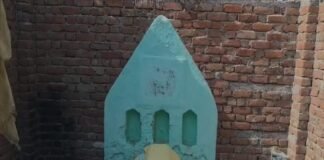 अवैध कब्जे पर चला बुलडोजर, मजार और छह कब्रें हटाई गईं