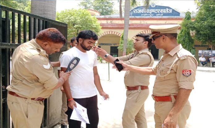 लखीमपुर खीरी में सुरक्षा की जांच करते पुलिसकर्मी