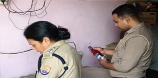 अवैध शराब के खिलाफ आबकारी विभाग का अभियान जारी, कमालगंज क्षेत्र में दबिश देकर लहन नष्ट