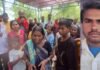 वाराणसी में करंट की चपेट में आने से लाइनमैन की मौत, परिवार ने शव रखकर दो घंटे किया हंगामा