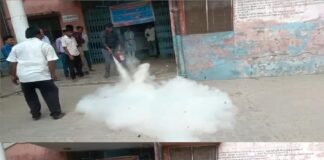 नवाबगंज स्थित सामुदायिक स्वास्थ्य केंद्र (CHC) में शनिवार को डॉक्टरों और स्वास्थ्य कर्मियों के लिए अग्निशमन प्रशिक्षण का आयोजन किया गया