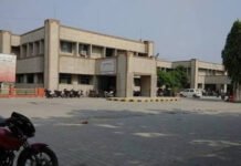 लोहिया अस्पताल में बुजुर्ग मरीजों को नहीं मिल रही व्हीलचेयर व स्ट्रेचर की सुविधा