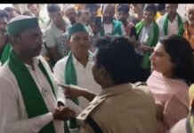 चकबंदी के विरोध में किसानों का देर रात तक धरना, डीएम से वार्ता के आश्वासन पर आंदोलन स्थगित