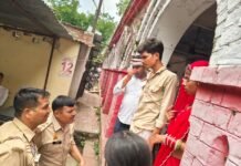फतेहगढ़ कचहरी में शादी करने पहुंचे प्रेमी युगल को युवती के परिजनों ने पकड़ा, घंटों चला हंगामा