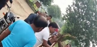 कटरौली पट्टी के पास स्थित शराब ठेके के बाहर मारपीट