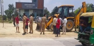 हाईवे किनारे होटलों के सामने अवैध कट पर चलाया बुलडोजर