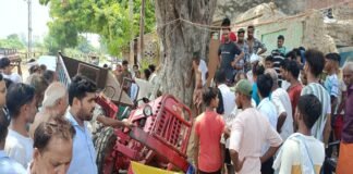 अनियंत्रित ट्रैक्टर ट्राली ने बर्फ की ठेली में मारी टक्कर, दो घायल