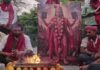 भगवान कृष्ण के रूप में पूजे गए अखिलेश, दो भुजाओं में पकड़े हुए संविधान, जन्मदिन पर सपा कार्यकर्ताओं ने किया हवन-पूजन