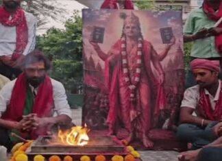 भगवान कृष्ण के रूप में पूजे गए अखिलेश, दो भुजाओं में पकड़े हुए संविधान, जन्मदिन पर सपा कार्यकर्ताओं ने किया हवन-पूजन