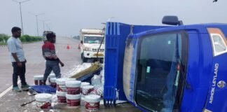 अज्ञात वाहन की टक्कर से हाइवे पर पलटा लोडर