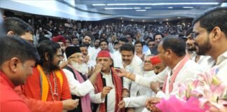 53वें जन्मदिन पर शक्ति प्रदर्शन, सपा मुखिया ने तलवार से काटा केक, 20 रुपये सहयोग अभियान भी किया शुरू