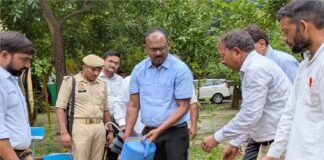 औषधि वन में रूद्राक्ष का पौधा लगाते डीएम
