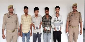 साइबर ठगी गिरोह के चार आरोपी गिरफ्तार, आरोपियों से चार मोबाइल और सात बैंक पासबुक बरामद