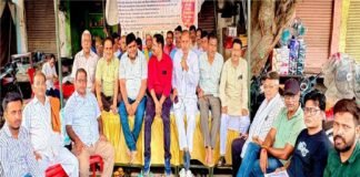 रामलीला चौराहे पर व्यापारियों के साथ धरना देते व्यापार मंडल के महानगर अध्यक्ष अम्बेश शर्मा